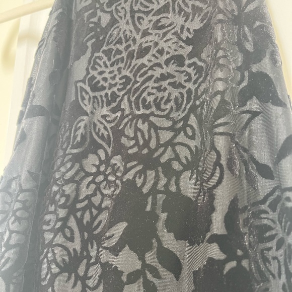 Guess mini halter dress with low back. - Picture 4 of 4